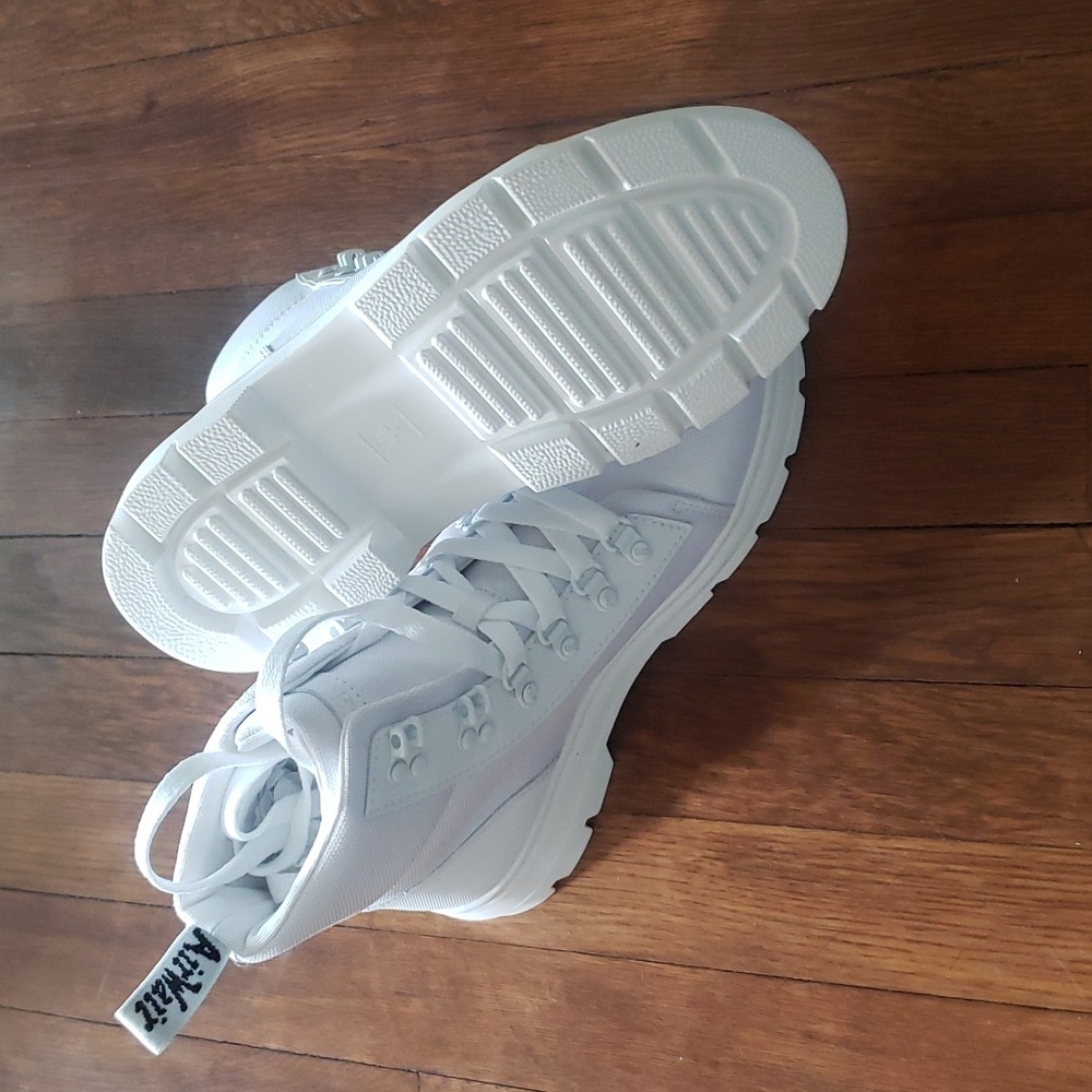 White Doc - Picture 2 of 8